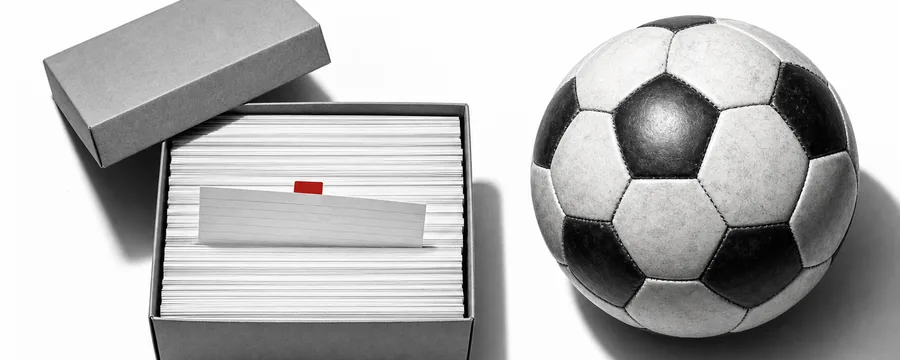 Archivkarton mit Karteikarten und einem abgenutzten Leder-Fußball