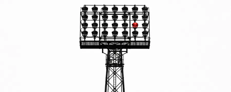 Flutlichtmast eines Stadions vor bedecktem Himmel